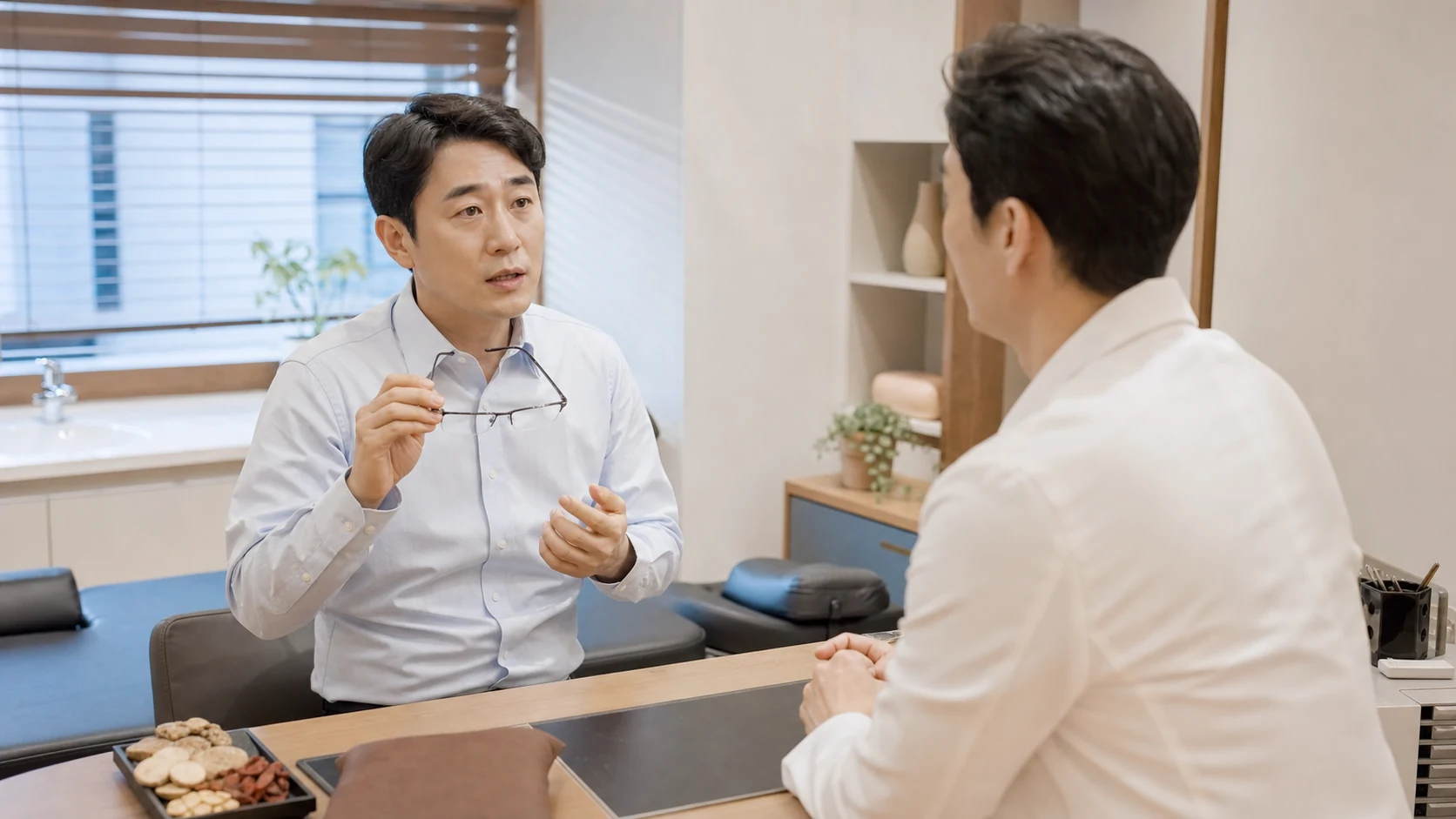 시야흐림으로 안경과 검사 기록을 두고 상담하는 국내 한의원 진료 장면