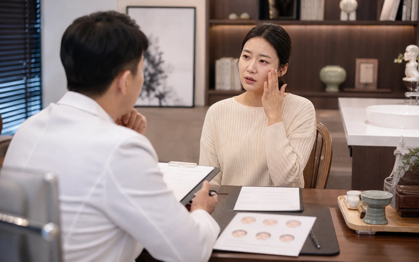 안면마비 환자가 초진 상담에서 발생 시점과 얼굴 움직임 변화를 설명하는 장면